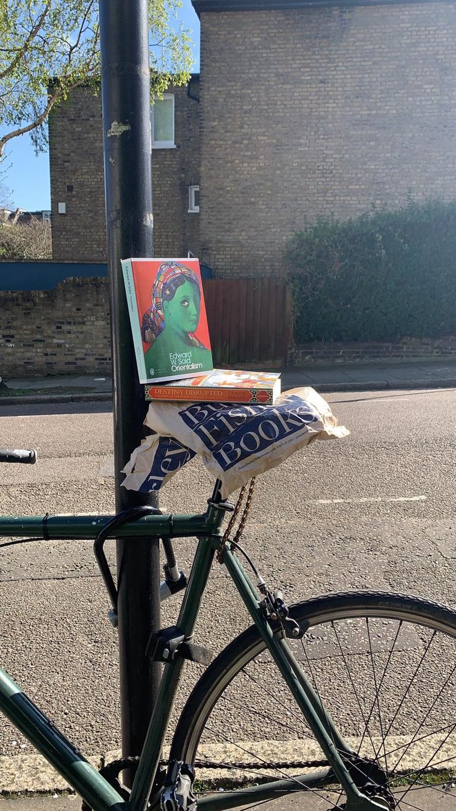 Dostavljavci knjigarne Burley Fisher Books so se nakolesarili po Londonu. Foto twitter