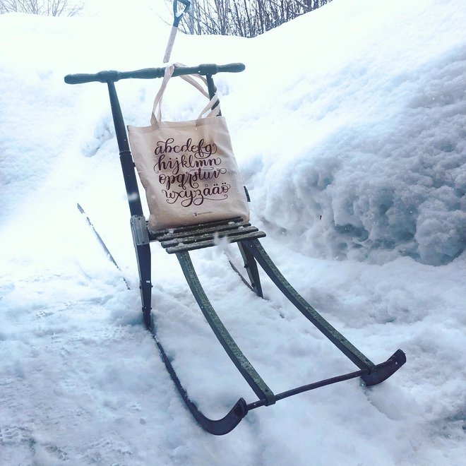 Dostavne sani švedske knjigarne Kiruna so od marca ves čas v pogonu. Nazadnje je tam snežilo včeraj. Foto facebook