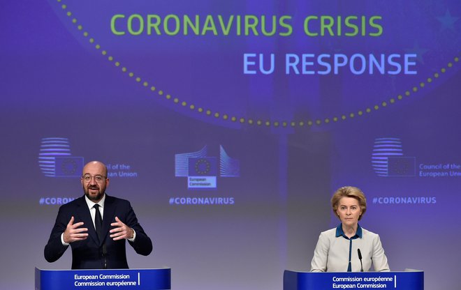 Predsednica evropske komisije Ursula von der Leyen je pojasnila, da so evropski politiki podcenjevali nevarnost pandemije novega koronavirusa, in se v evropskem parlamentu opravičila Italiji, ki ni dobila pomoči, ko jo je najbolj potrebovala. Na fotografiji s predsednikom evropskega sveta Charlesom Michelom. Foto: Reuters