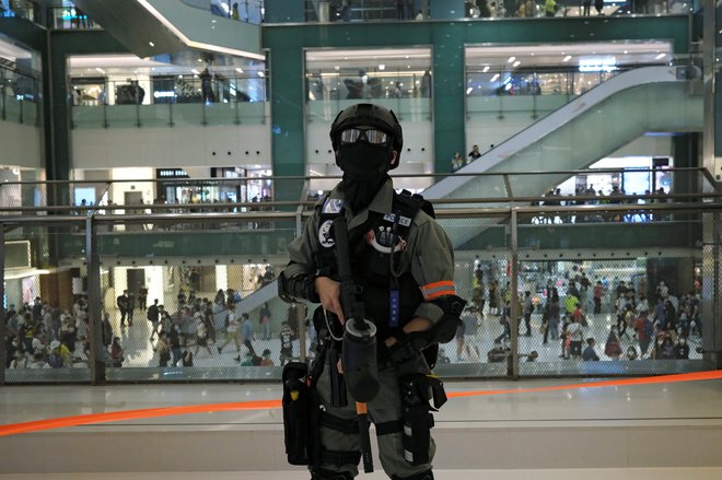 Če Hongkonga ne bo spravil na kolena virus, ga bo uničilo protikitajsko gibanje. FOTO: Reuters
