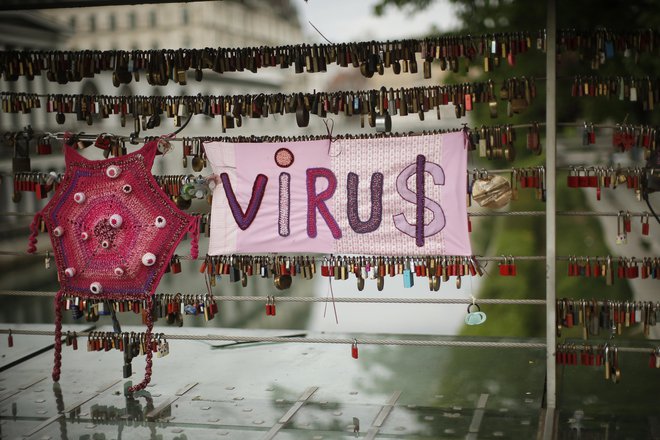 Brez nadaljnjega spoštovanja ukrepov se korona virus lahko na jesen vrne.&nbsp; FOTO: Jure Eržen/delo