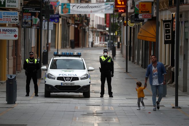 A na kršitelje karantene ne naleti vedno policija, nasprotno, v teh norih časih je začel pustošiti tudi virus ovaduštva, ki je bolj nalezljiv kot koronavirus. FOTO: Jon Nazca/Reuters