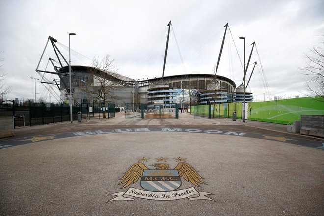 Od 13. marca žalostno sameva tudi štadion Etihad, dom nogometašev Manchester Cityja. FOTO: Reuters