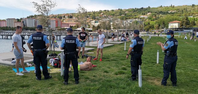 Nekatere bo poležavanje na portoroški plaži drago stalo. FOTO: Boris Šuligoj/Delo