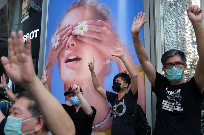 Z usihanjem virusa se bodo očitno okrepili protesti. FOTO: Tyrone Siu/Reuters