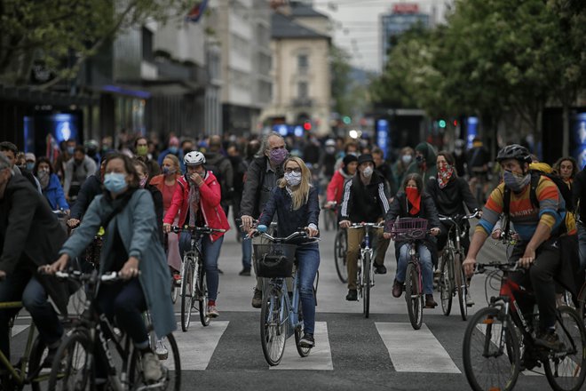 Kaj je večje zlo &ndash; ali z zakonom omejeno svobodno gibanje in blizu sto umrlih ali le neobvezni pozivi glede obnašanja v času epidemije in veliko več umrlih? Foto Blaž Samec