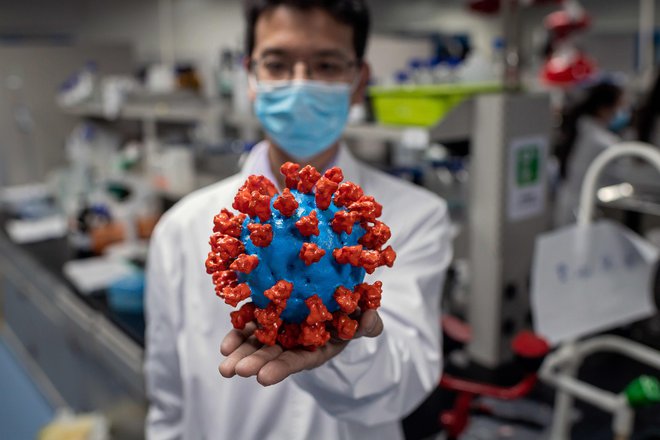Razvoj cepiva je globalni izziv. Klinična testiranja potekajo tudi v laboratorijih Sinovac Biotech v Pekingu. FOTO: Nicolas Asfouri/AFP