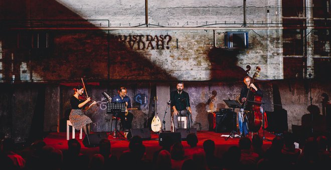 Damir Imamović kvartet (od leve proti desni) Ivana Đurič, violina; Derya Turkan, kemanče, Damir Imamović, glas, tambur, in Greg Cohen, kontrabas. FOTO: Samir Cerić Kovačević