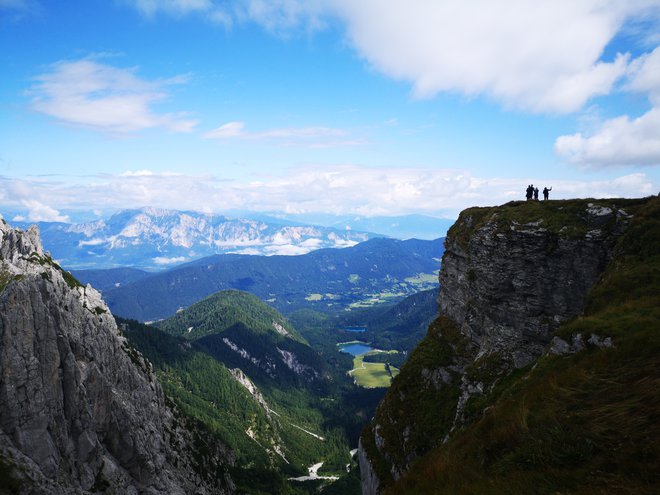 Z roba strmih sten Mangartskega sedla se ponuja čudovit razgled na Belopeška (Mangartska) jezera. FOTO: Dejan Javornik/Slovenske novice