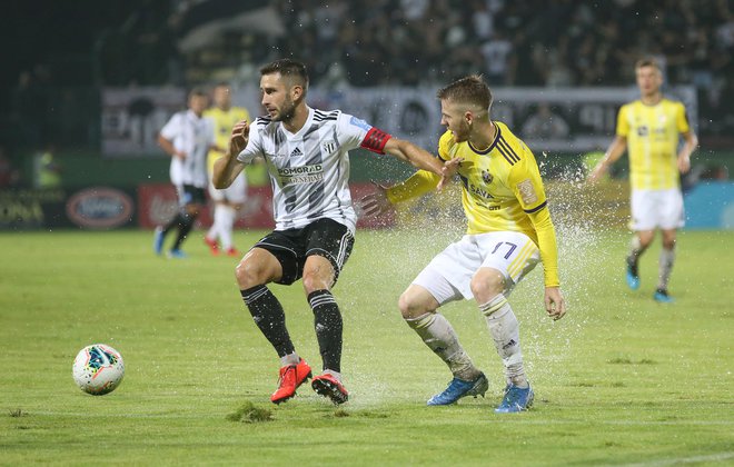 Trener Ante Šimundža je kapetana Alena Kozarja (levo) pogrešal v zvezni vrsti. FOTO: Tadej Regent/Delo