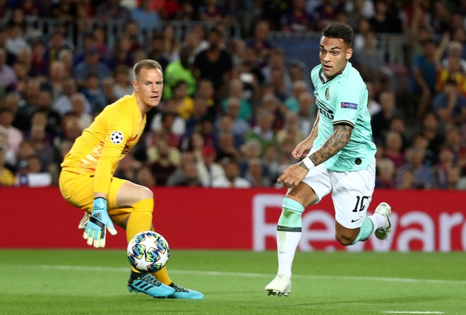 Lautaro Martinez (desno) je novi Batistuta, še celo boljši, Barcelonin vratar Marc-Andre ter Stegen (levo) pa si bo oddahnil, ko naj bi po napovedih igrala za skupne barve blaugrane. FOTO: Reuters<br />
<br />
&nbsp;