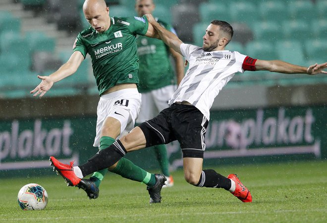 Z Olimpijinim tekmecem v zvezni vrsti Tomislavom Tomićem je Alen Kozar bil veliko bitk na sredini igrišča. FOTO: Mavric Pivk/Delo