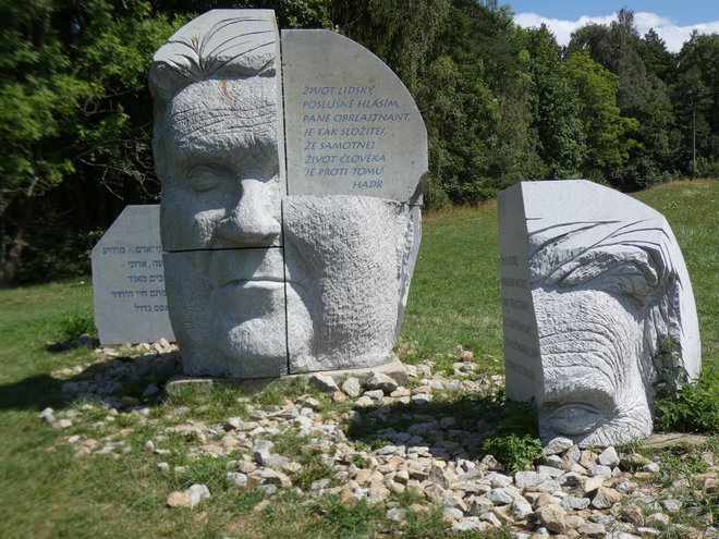 Haškova glava je visoka 2,65 metra, zgrajena je iz lokalnega granita in tehta 18 ton. Na desetih ravnih ploskvah je izpisan Švejkov citat v desetih jezikih. FOTO: Staša Lepej Bašelj