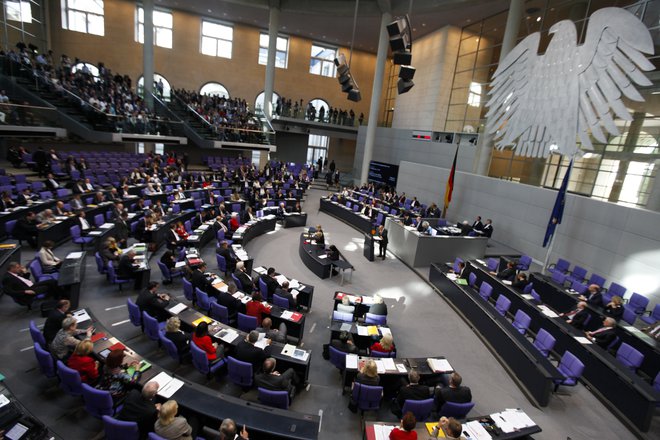Nemški Bundestag je maja 2015 zaradi računalniškega vdora za nekaj dni obstal. FOTO: Thomas Peter/Reuters