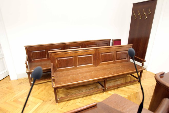 Razpravne dvorane na sodiščih že nekaj časa povsem samevajo, razen za priporne oziroma nujne zadeve. FOTO: Igor Mali