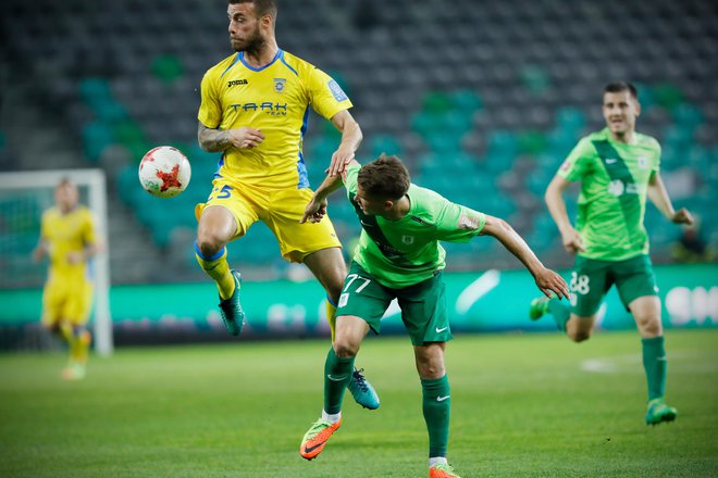 Miha Blažič (levo), nekdanji nogometaš Kopra, je zdaj med aduti Ferencvarosa, vodilnega madžarskega kluba. FOTO: Uroš Hočevar/Delo