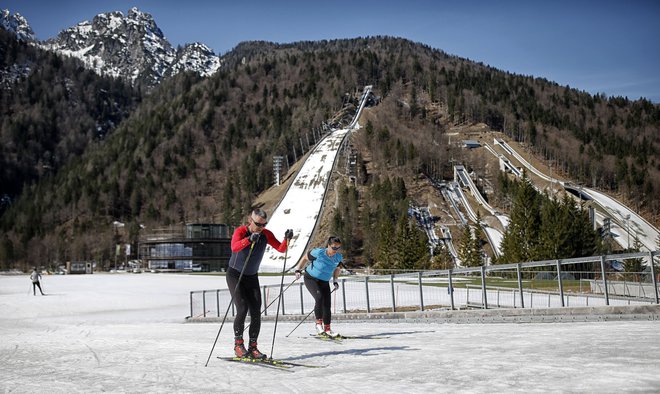 Tako kot nordijski športniki so tudi rekreativci v Planici morali sredi marca predčasno končati sezono. FOTO: Blaž Samec/Delo