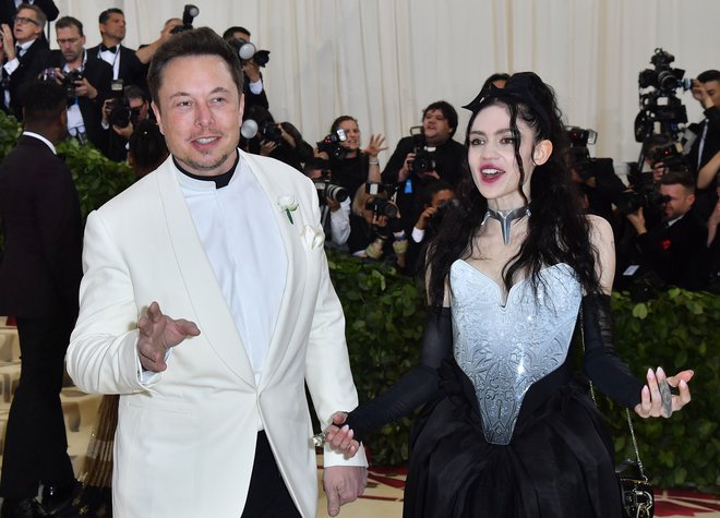 Milijarder Elon Musk in pevka Grimes sta&nbsp;razkrila, da sta par, na modni slovesnosti Met Gala. FOTO: Angela Weiss/AFP