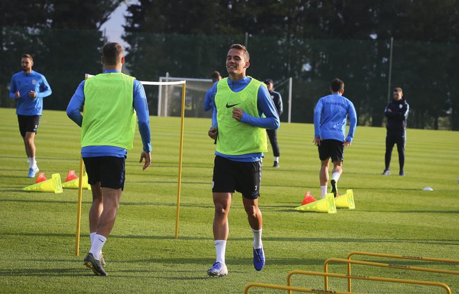 Oktobrski trening nogometne reprezentance na Brdu pri Kranju. Kdaj bomo spet videli podobne prizore? FOTO: Jože Suhadolnik