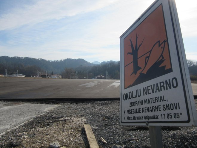 Vsa sodišča so potrdila, da je bila dolžnost občine sanirati onesnaženo zemljino. FOTO: Špela Kuralt/Delo