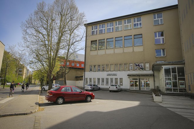 Prizidek s telovadnico v OŠ Riharda Jakopiča bodo porušili in zgradili novega. FOTO: Jože Suhadolnik/Delo