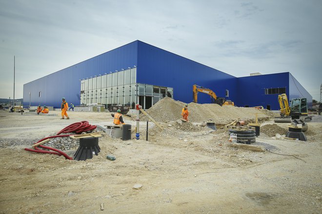 Značilna modra Ikeina stavba in streha sta postavljeni, delno je urejena okolica, vgrajena je tudi že večina tehničnih inštalacij v stavbi. FOTO: Jože Suhadolnik/Delo