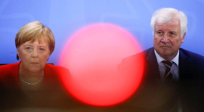 Nemška kanclerka Angela Merkel in minister za notranje zadeve Horst Seehofer sta bila vseskozi zagovornika zagona nemškega nogometnega prvenstva. FOTO: Reuters