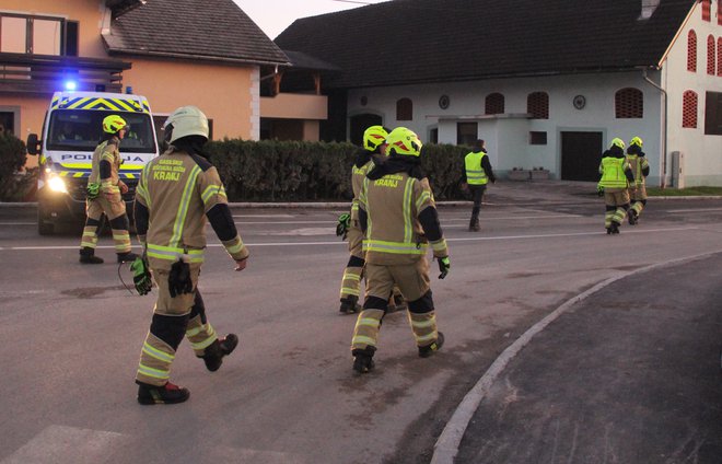 Gasilci so imeli polne roke dela. FOTO: Boštjan Fon/Slovenske novice