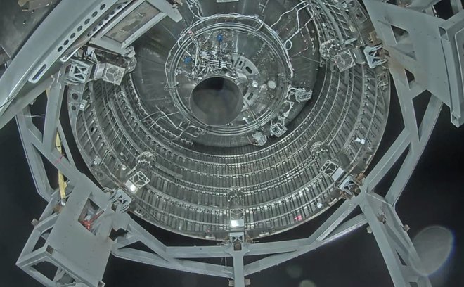 En sam motor vrste raptor imajo trenutne testne različice Starshipa, končna pa jih bo imela šest. Foto Spacex
