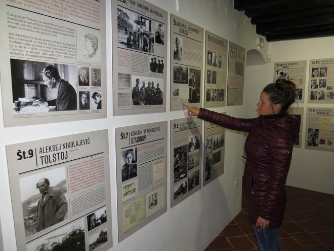 Razstava predstavlja delo in usodo sovjetskih kulturnikov, ki so svojo domovino branili tako s peresom kot z orožjem. FOTO: Bojan Rajšek/Delo