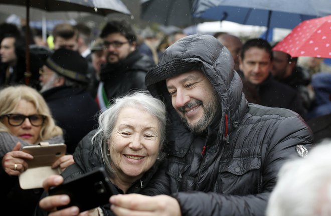 Z upadom števila okuženih v Italiji upada tudi priljubljenost vodji desnice Matteu Salviniju. FOTO: Blaž Samec/Delo