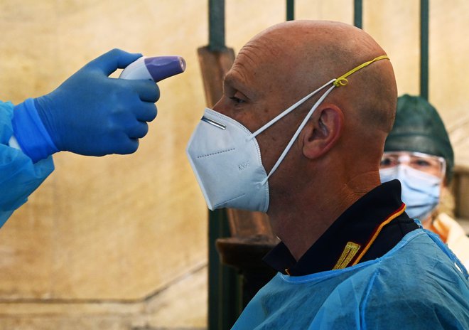 Samoplačniški test na koronavirus v Mariboru. FOTO: Afp