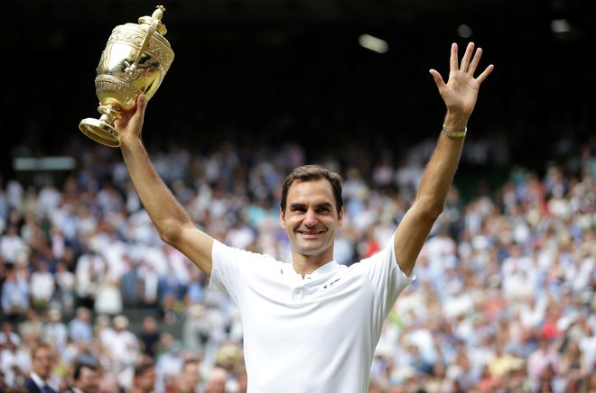 Roger Federer ne osvaja le pokalov, temveč tudi ljudska srca. FOTO: Reuters