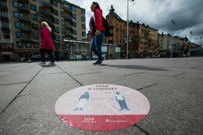 Na Švedskem ljudje, kljub liberalnemu pristopu tamkajšnjih oblasti do boja s pandemijo, spoštujejo medsebojno varnostno razdaljo dveh metrov. FOTO: Afp