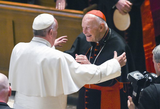 Kardinal Theodor McCarrick, na fotografiji med sprejemom papeža Frančiška v washingtonski katedrali, je veljal za dobrega prijatelja ameriškega predsednika Georgea Busha. FOTO: AP