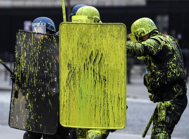 Policisti proti protestnikom, Elizejske poljane.<br />
FOTO AFP