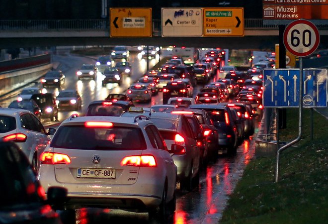 Emisije prometa najbolj naraščajo, pa še vedno gradimo le ceste. FOTO: Tomi Lombar