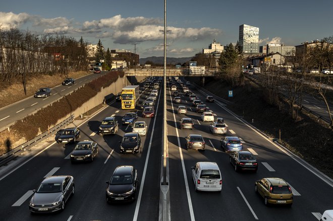 V zadnjih desetih letih se je število osebnih avtomobilov v Sloveniji povečalo za več kot desetino, tovornjakov je za kar tretjino več, hkrati pa je manj državnih in lokalnih cest. FOTO: Voranc Vogel/Delo