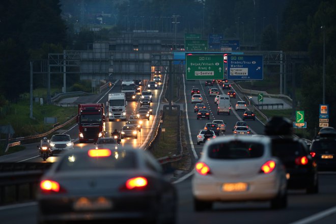 &raquo;Pretočnost je slabša večinoma zaradi prevelikih hitrosti in neustrezne varnostne razdalje ter velike gostote priključkov, zaradi tega nastajajo tudi zastoji, ki so pogosti v prometnih konicah,&laquo; pravijo na Darsu<br />
FOTO: Jure Eržen/Delo