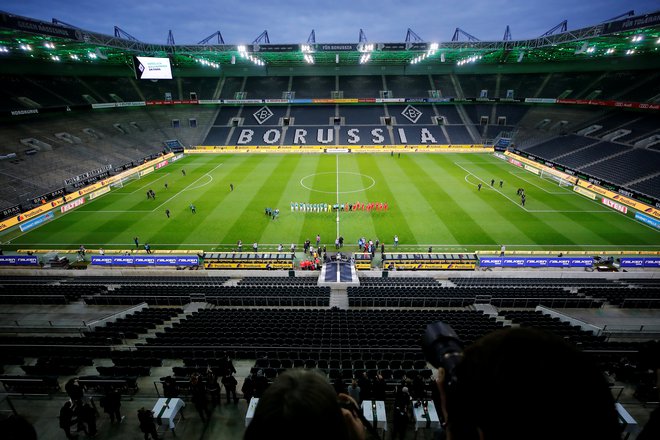 V nogometni podobi nemških stadionov bodo naslednji poldrugi mesec vidni le nogometaši. FOTO: Reuters