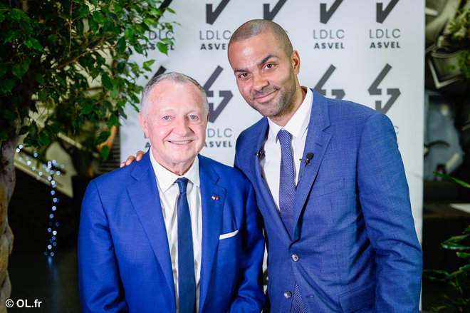 Kljub razliki v starosti se Tony Parker in Jean-Michel Aulas odlično razumeta. FOTO: Ol Groupe