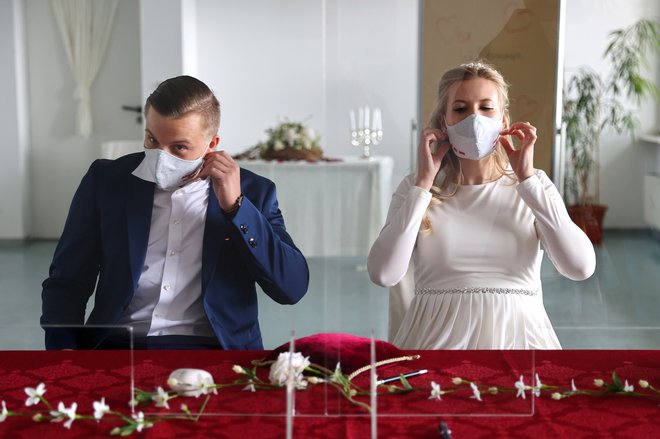 Po skoraj dveh mesecih pa bo v soboto na gradu tudi prvi poročni protokol. Zakonsko zvezo bo odslej mogoče skleniti le z zaščitnimi maskami na obrazu.&nbsp;FOTO: Kai Pfaffenbach/Reuters