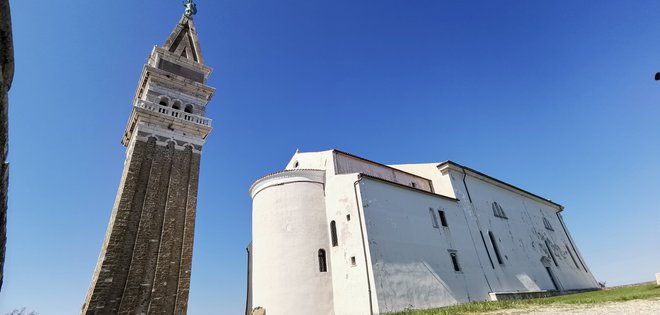 Območje piranske cerkve, od koder se ponuja prelep razgled na Piran, Trst, Gradež, Triglav, Nanos in seveda ves Tržaški zaliv, vsako leto obišče več kot 150.000 turistov. Zorko Bajc pravi, da celo več sto tisoč. Zato razsuti tlak daje še dodatno sporočilo obiskovalcem.