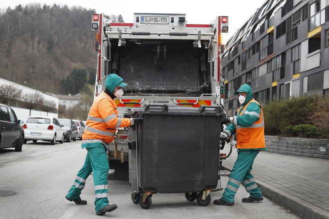 Komunalni delavci so od februarja letos zaposleni neposredno pri javnem podjetju. Foto: Leon Vidic