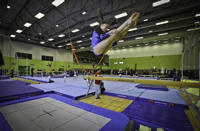 Upravljalci ne želijo v gimnastičnem centru z razkužilom uničiti tekmovalna orodja, tepihe, parter. FOTO: Jože Suhadolnik