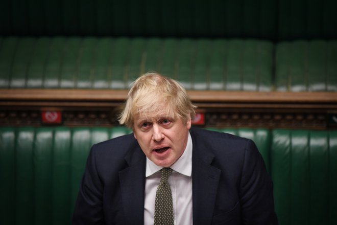 Britanski predsednik vlade Boris Johnson za previdnost pri rahljanju ukrepov. FOTO: Reuters