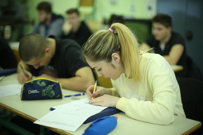 Koliko učencev in dijakov bo v razredih, še ni znano. Zagotovo pa jih bo manj, kot jih je v razredih zdaj. FOTO: Jure Eržen/Delo