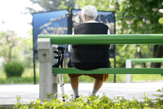 Socialno oskrbo na domu ponuja 82 izvajalcev, izvaja pa jo 1034 socialnih oskrbovalk. FOTO: Blaž Samec