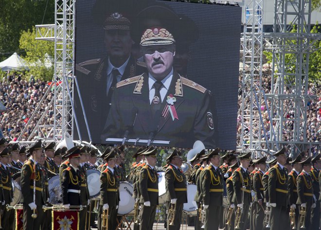 Lukašenko med govorom na eni od preteklih majskih vojaških parad. Konec marca je na vprašanja o epidemiji odgovoril takole: &raquo;Tukaj ni virusov. Jih vidite, da letajo naokoli? Jaz jih tudi ne vidim.&laquo; Foto: Reuters