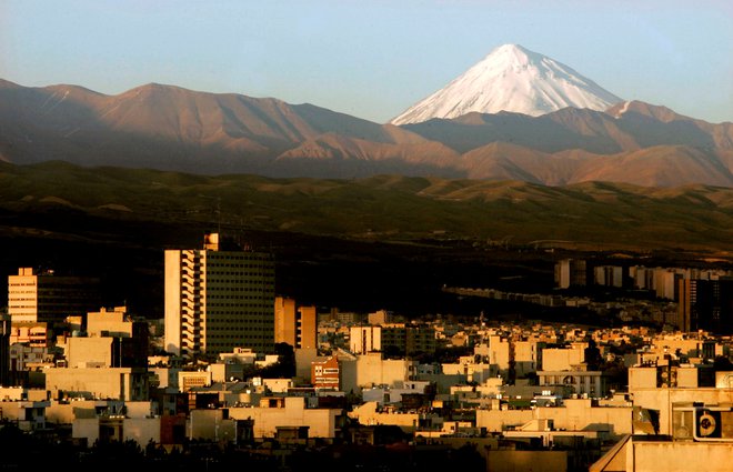 Damavand, mesto in ognjenik vzhodno od iranske prestolnice Teheran, je sinoči stresel potres, ki bi utegnil napovedovati tudi izbruh ognjenika. FOTO: Morteza Nikoubazl/Reuters